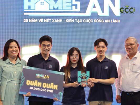 Đại diện Ecotiles trao giải và chúc mừng các đội thi xuất sắc
